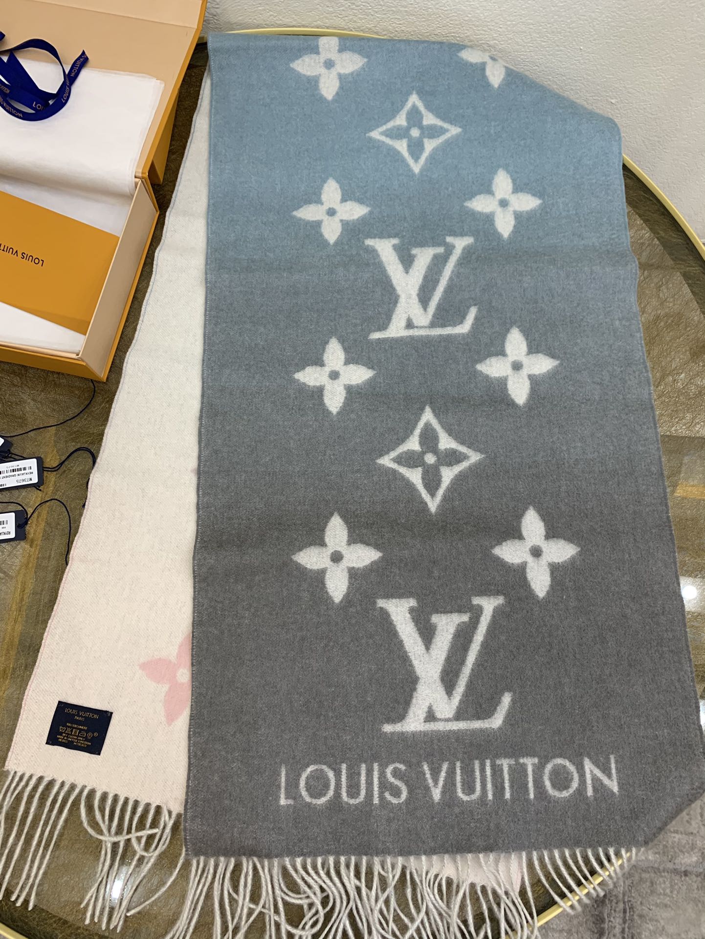 Louis Vuitton M73675 REYKJAVIK GRADIENT SCARF