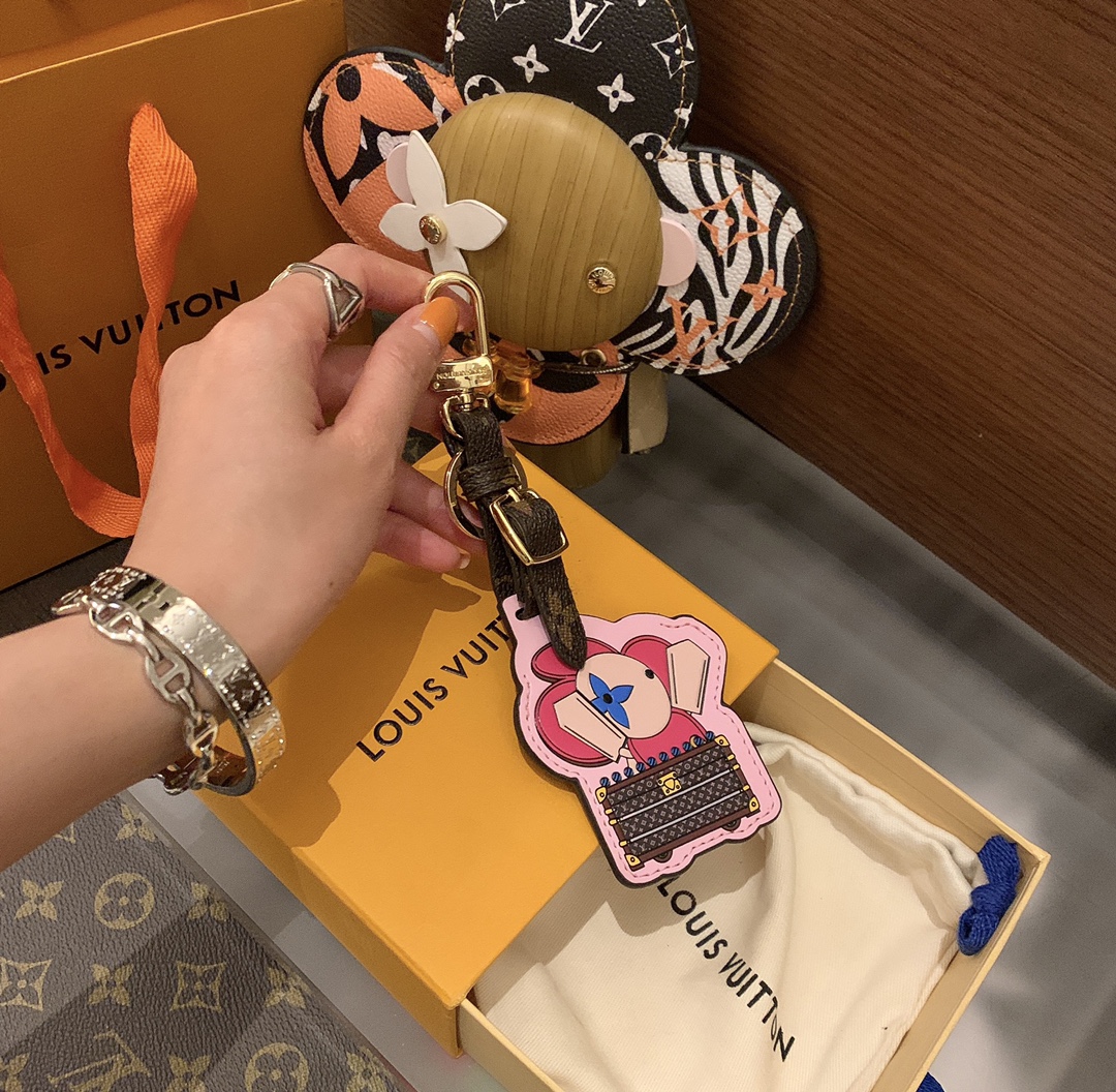 Louis Vuitton-Inspired Card Key Button with Solar Flowers, Fine Leather Process - 图片 6