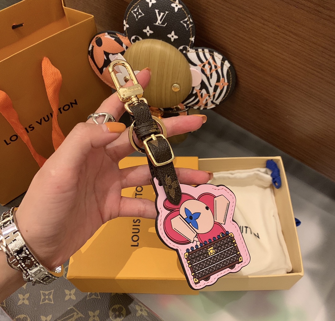 Louis Vuitton-Inspired Card Key Button with Solar Flowers, Fine Leather Process - 图片 3