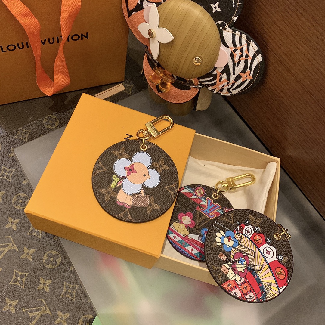 Vibrant Vivienne Funfair Xmas Bag with Playful Mascot and Key Buttons. - 图片 7