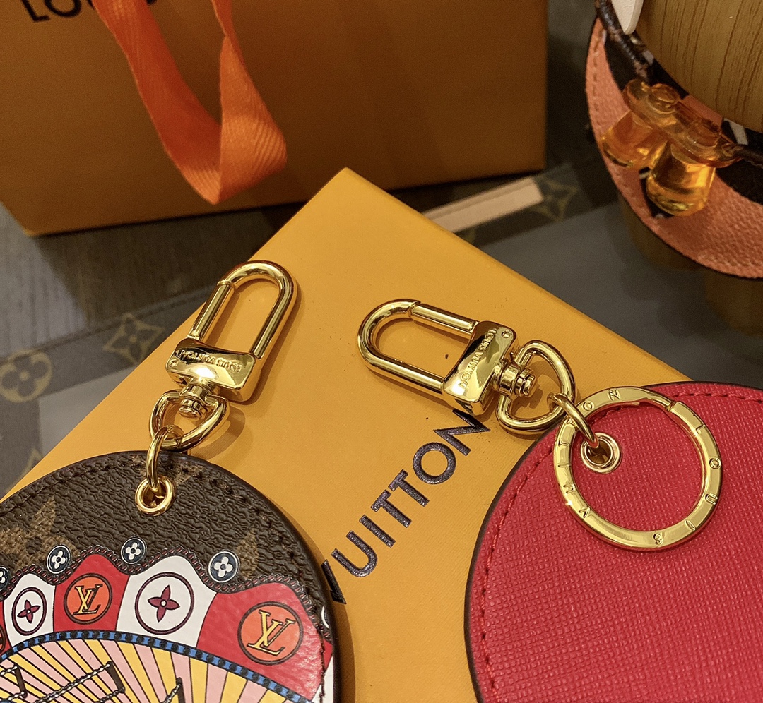 Vibrant Vivienne Funfair Xmas Bag with Playful Mascot and Key Buttons. - 图片 6