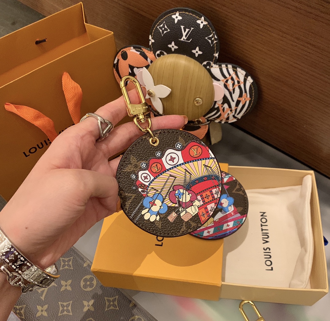 Vibrant Vivienne Funfair Xmas Bag with Playful Mascot and Key Buttons. - 图片 4