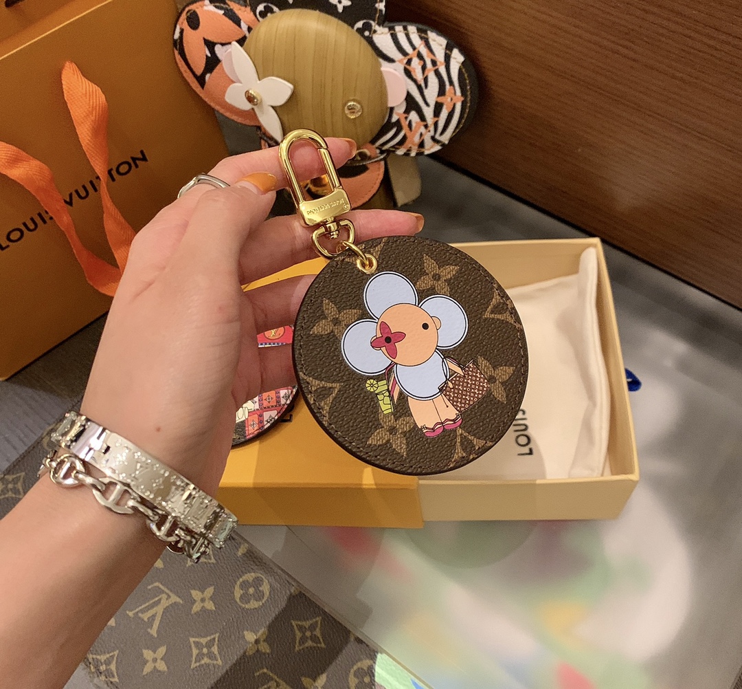 Vibrant Vivienne Funfair Xmas Bag with Playful Mascot and Key Buttons. - 图片 3