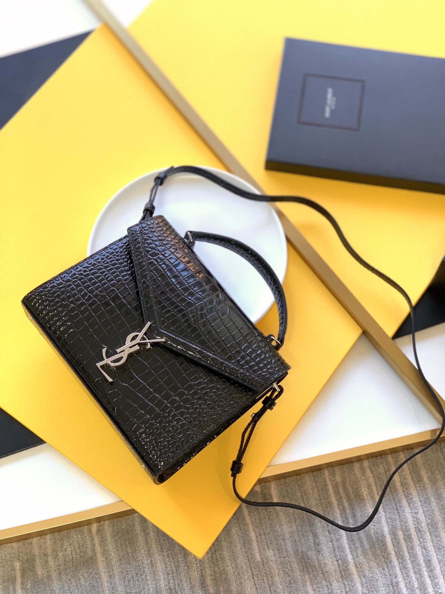 Crocodile Pattern Rotating Metal Clasp Handbag with Detachable Strap