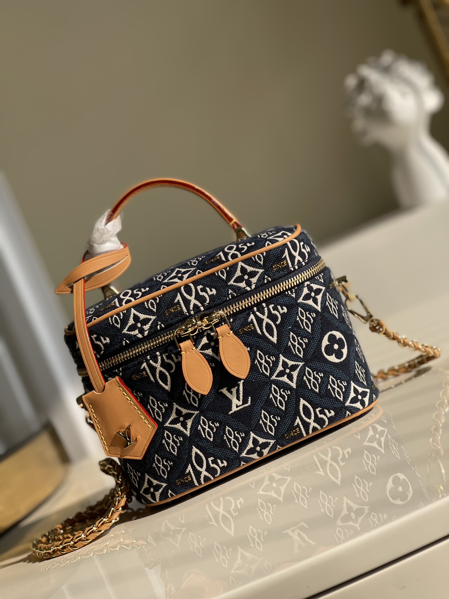 NO:396338,【Exclusive real photo M57403】Nicolas Ghesquière spring Vanity small handbag cloak Since 1854 jacquard fabric and old natural leather trim show the fusion of the brand's founding year 1854 and Monogram flowers. Use detachable woven leather chains to carry, shoulders and crossbody with ease. Size 19 x 13 x 11cm x.,LV [original leather],louis vuitton19860909【独家实拍M57403】Nicolas Ghesquière 令 春季款 Vanity 小号手袋身披 Since 1854 提花织物和做旧天然皮革饰边,展现品牌创始年份 1854 和 Monogram 花卉的融合.巧用可拆卸编织皮革链条,手拎、肩背、斜挎自在随心. 尺寸19 x 13 x 11cm x.,LV【原厂皮】,louis vuitton,Bag