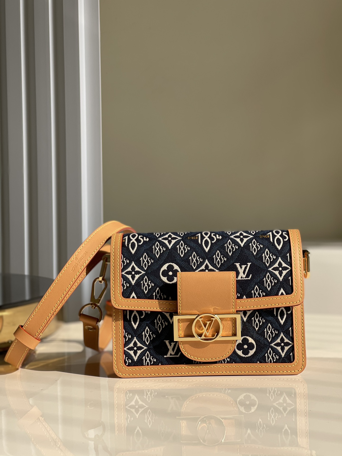 NO:396364,【Exclusive real photo M57394】Daphne Nicolas Ghesquière renovated Dauphine mini handbag in winter, bringing together brand iconic elements with brand new jacquard, paired with LV locks and leather shoulder straps that can be shoulder-mounted or cross-body. The smart size is suitable for daily carrying. Size 20 x 15 x 9cm x.,LV [original leather],louis vuitton19860909【独家实拍M57394】达芙妮Nicolas Ghesquière 于 冬季焕新 Dauphine 迷你手袋,以崭新提花汇聚品牌标志性元素,搭配 LV 锁扣和可肩背或斜挎的皮革肩带.灵巧尺寸适宜日常背携.尺寸20 x 15 x 9cm x.,LV【原厂皮】,louis vuitton,Bag