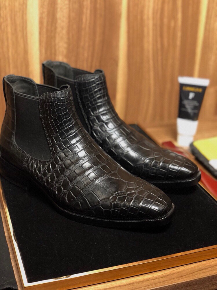 NO:557361,Hard goods [All styles in our bank can be exchanged] [Berluti] The world's top royal level, fully handmade series, Italy's top shoes of the year, domineering and hard goods in stock, specially for nobles [whole Siamese crocodile belly] new favorite of the counter [Goodyear tire outsole] Italian professional board masters use Goodyear handcrafts, top luxury collection commemorative edition, the OEM factory specially invites Italian senior board masters to create rigorously with many years of top high-end experience, to satisfy the gentlemen who yearn for the top high-end fashion! 38/45,19860909狠货【本行所有款式可换款】【Berluti】世界顶级皇室级别 全手工系列 年意大利顶级鞋履 覇气狠货 现货 专供貴族【整张暹罗鳄鱼肚皮】专柜新宠【固特异轮胎大底】意大利专业板师釆用固特异手工,顶级奢侈珍藏纪念版,经代工厂特请意大利高级板师多年顶级高端经验严谨打造,满足驾驭向往时尚顶尖高端的绅士们! 38/45,,Men's shoes