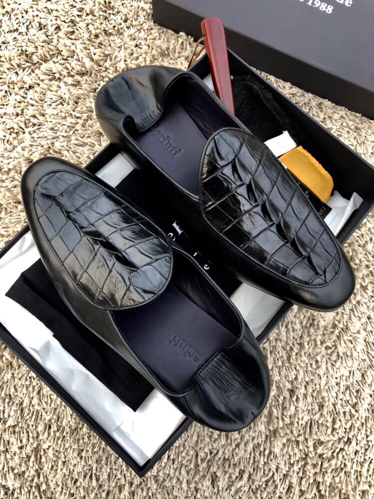 NO:278090,可以发址 [Pure Handmade] Aristocratic lazy shoes, heels can be used as slippers, 360 degrees without crease, twist softness, luxury Thai Siamese crocodile, without splicing the whole crocodile, can only make one foot 38/45 with special maintenance oil;,,slippers19860909批 源于1988s【纯手工制作】貴族的懒人双用鞋履 后跟可踩脚当拖鞋 360度无折痕扭曲软度 奢用泰国暹罗鳄鱼,不拼接整条鳄鱼只能做一只脚 38/45 配专用保养油；,,slippers,Men's shoes