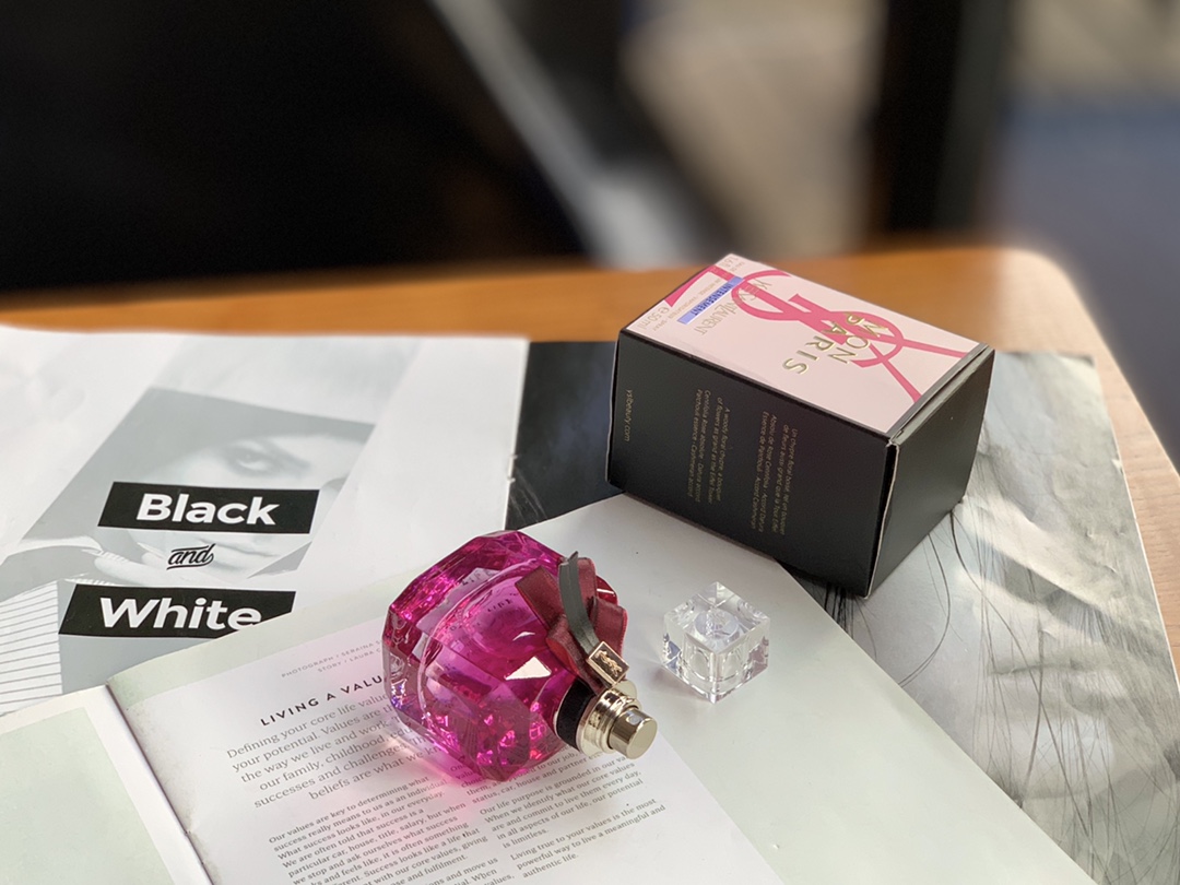 85💰专柜品质
2020新款YSL圣罗兰 Intensement 新版反转巴黎玫瑰花香调女士浓香水50ml
Mon paris intensement
香调：花香甘苔调
前调：香柠檬梨覆盆子黑醋栗橙
中调：曼陀罗百叶玫瑰保加利亚玫瑰白牡丹小苍兰
后调：开司米木麝香广藿香安息白麝香
属性：女香