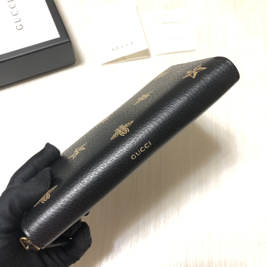 蜜蜂🐝-源自70年代典藏设计的历史性标志——搭配精美的星星图案。印花以金属质感金色精美印制在拉链钱夹的黑