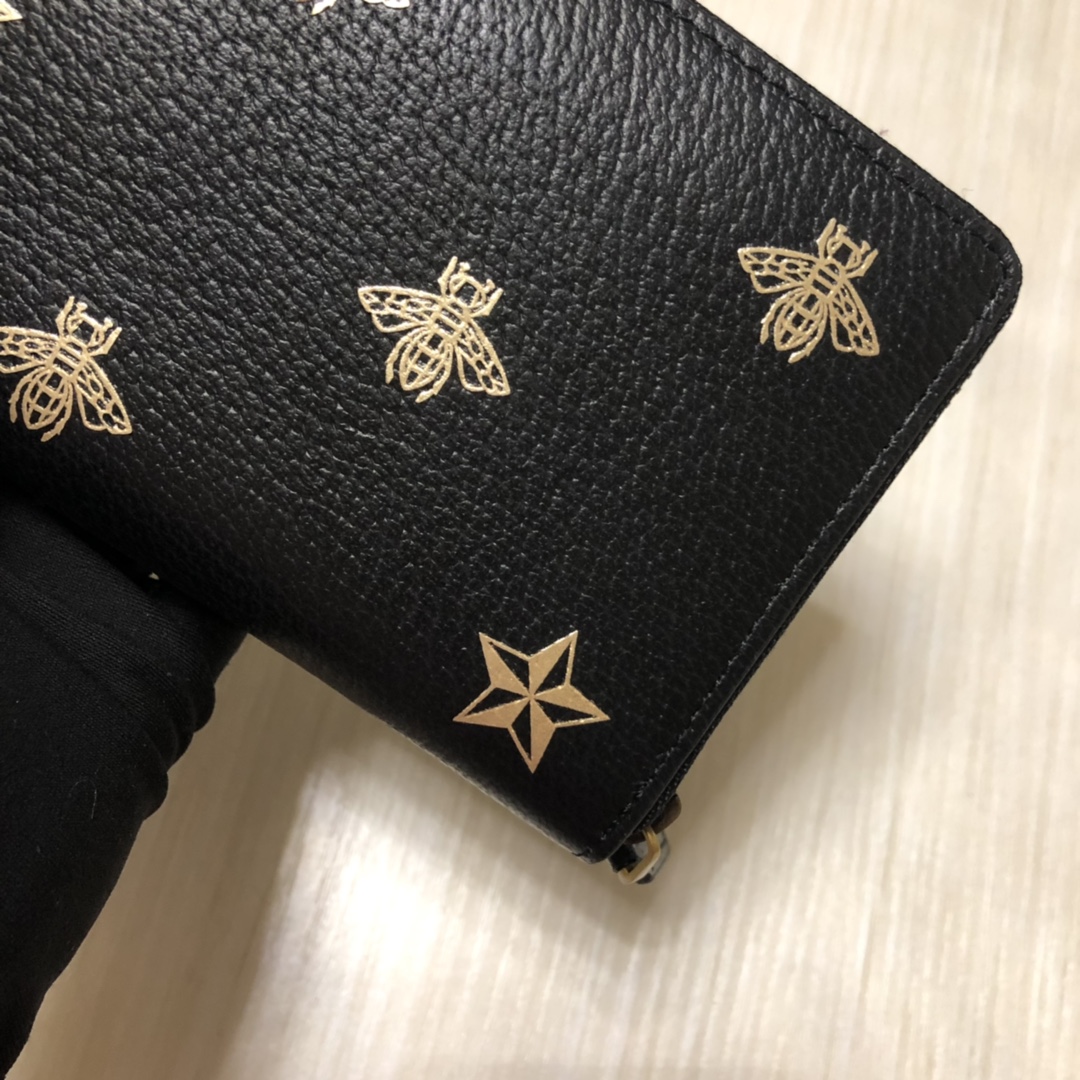蜜蜂🐝-源自70年代典藏设计的历史性标志——搭配精美的星星图案。印花以金属质感金色精美印制在拉链钱夹的黑