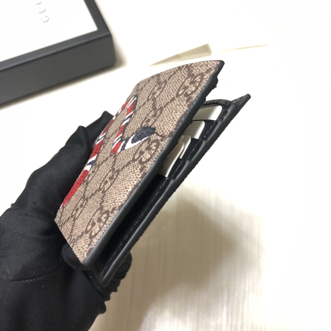 官网同步💋G家丝印图案短夹系列,采用GG高级人造革精制而成,材料可分解,时尚之选。款号:.尺寸:11×9