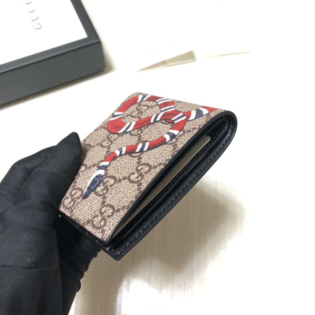 官网同步💋G家丝印图案短夹系列,采用GG高级人造革精制而成,材料可分解,时尚之选。款号:.尺寸:11×9