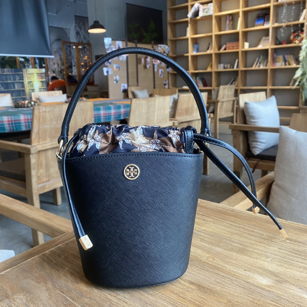 全場限時免運Tory Burch 1919 ROBINSON MINI BUCKET BAG 新款小水桶包菜籃子包