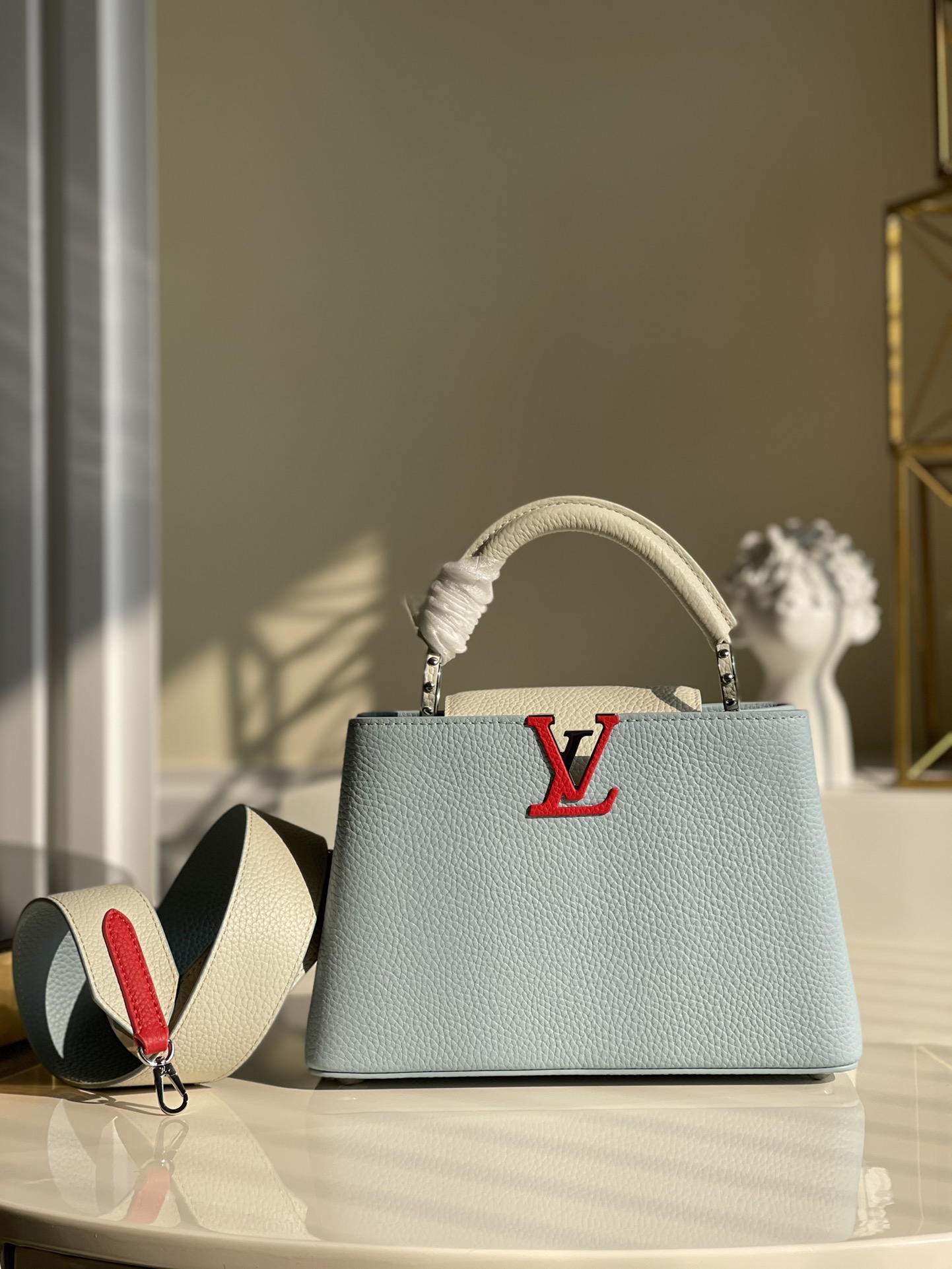 NO:396352,【Exclusive real photo M48865 small 27cm】Capucines handbags are perfectly matched with stylish mini sizes and trendy bright colors. They are decorated in shiny palladium and are equipped with a removable long strap for casual shoulders or cross-backs. Size: 27cm-18-9cm N.1100, LV [original leather], louis vuitton19860909【独家实拍M48865小号 27cm】Capucines 手袋以时尚的迷你尺寸和极富潮流感的鲜明色彩完美搭配从经典到前卫的各种穿着风格. 采用了闪亮的钯金装饰,配有用于休闲肩背或斜背的可脱卸长包带 Size:27cm-18-9cm N.1100,LV【原厂皮】,louis vuitton,Bag