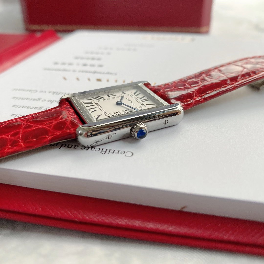 Cartier 卡地亚坦克系列配上红色鳄鱼皮女表