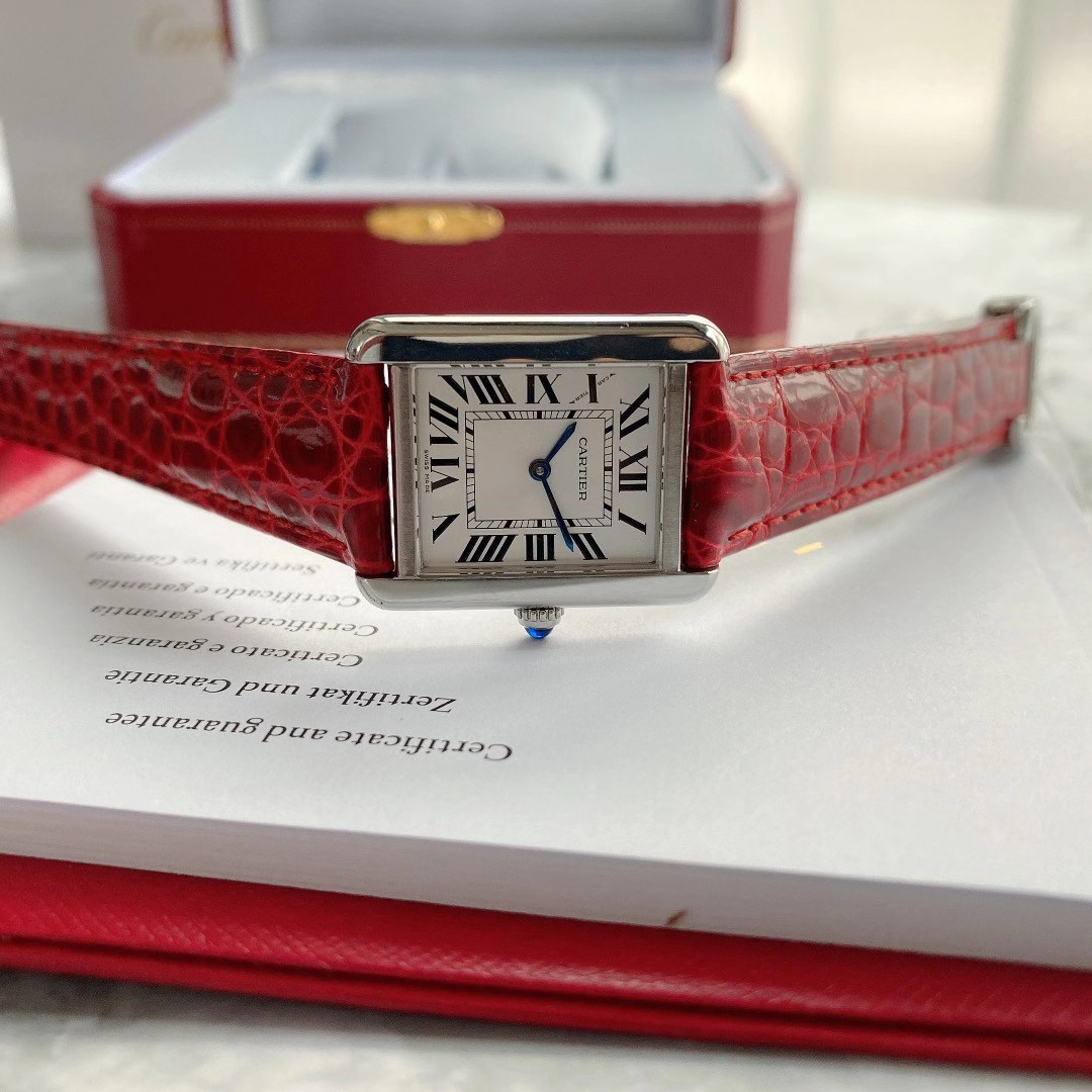 Cartier 卡地亚坦克系列配上红色鳄鱼皮女表