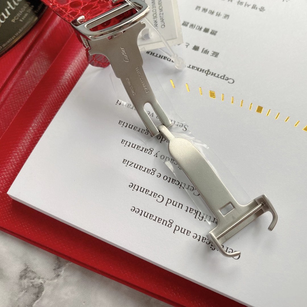 Cartier 卡地亚坦克系列配上红色鳄鱼皮女表