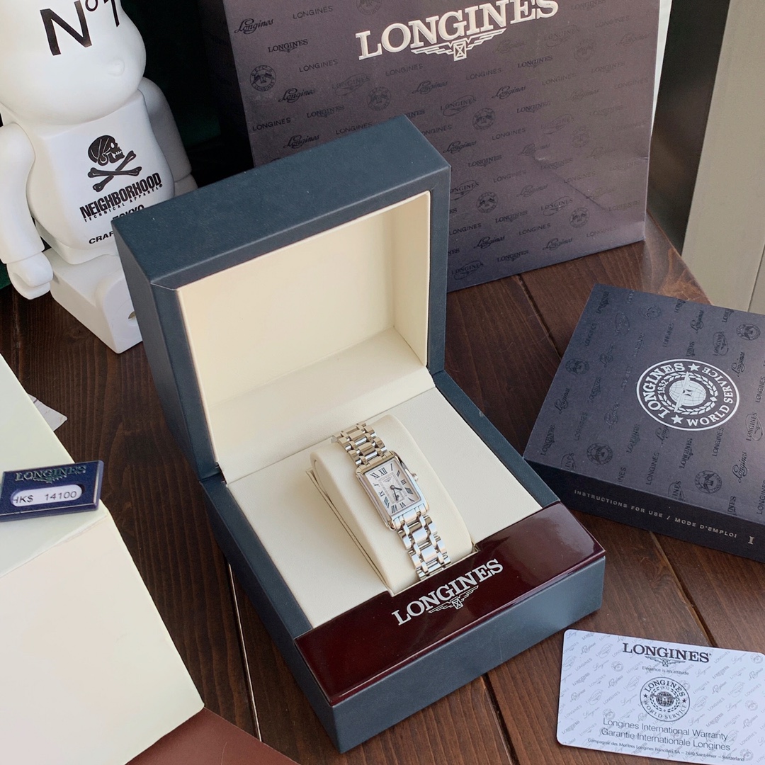 NO:394499,The same style as Lin Chi-ling!  Longines Dechovina 20.80 X 32.00mm Quartz Women's Watch!  Genuine movement L quartz movement!  It has low battery reminder function!  When the quartz movement is out of power, the hand will jump in four seconds!  You need to change the battery at this time!  Longines ranked queen-level women's watches are the name of 'Dolce Vita' in Italian, which means sweet life and modern romance. It creates modern elegance and charming postures through geometric lines and soft curves. The carvings of the silver dial and blue steel hands and other exquisite details highlight the wearer's authentic elegance and nobility. Full set of packaging, Dolce & Gabbana, longines19860909林志玲同款！浪琴表黛绰维纳20.80 X 32.00mm 石英女士腕表！正品机芯L石英机芯！拥有低电量提醒功能！石英机芯没电了秒针会四秒一跳！这个时候就需要换电池啦！浪琴排名皇后级别的当属黛绰维纳系列女表 以意大利语中的'Dolce Vita'为名 寓意甜美生活 寓意意式生活邂逅现代浪漫 通过几何线条与柔美曲线塑造出现代优雅与妩媚姿态 银色表盘的雕花、以及蓝钢指针等精致细节都烘托出佩戴者纯正的优雅与贵气 .全套包装,,Dolce&Gabbana,longines,Watch