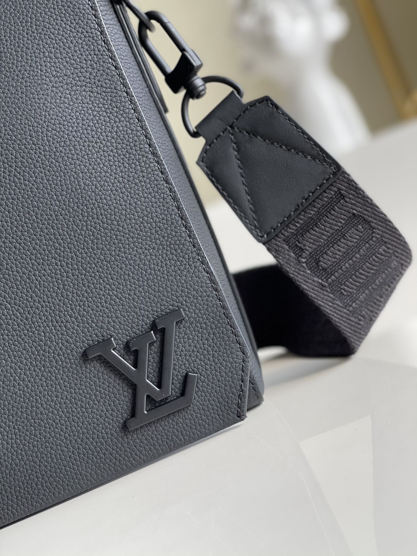 Louis Vuitton LV Messenger邮差包 M57080