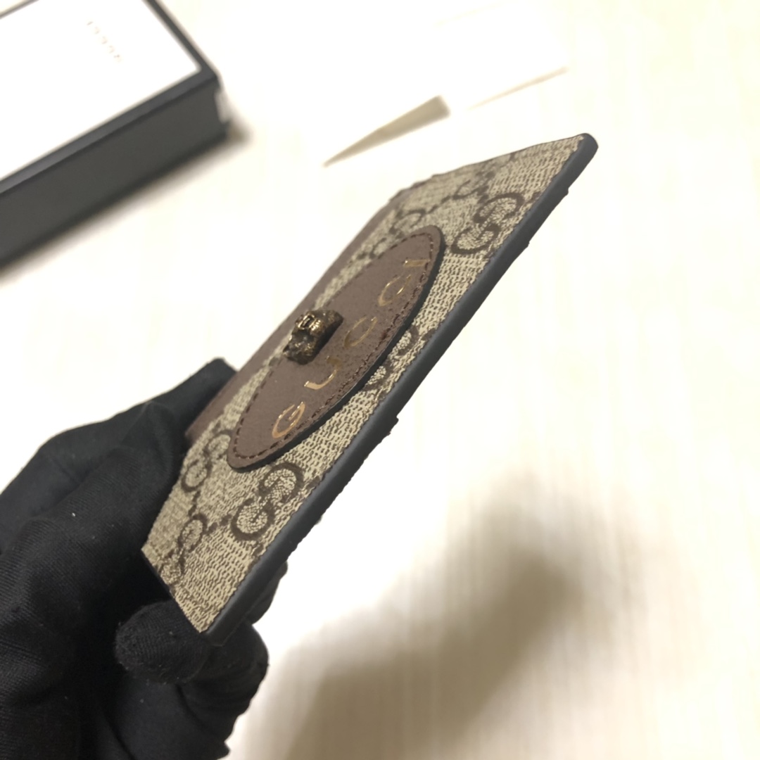 复古风格皮革配饰系列采用GG Supreme高级人造帆布打造，装饰椭圆形皮革标签，搭配品牌全新虎头标志，