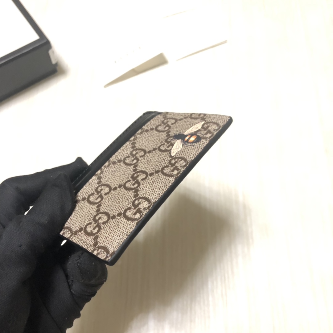 色彩艳丽的动物丝印不断出现，作为标志性细节呼应品牌美学风格。印花小卡片夹采用环保的GG Supreme高