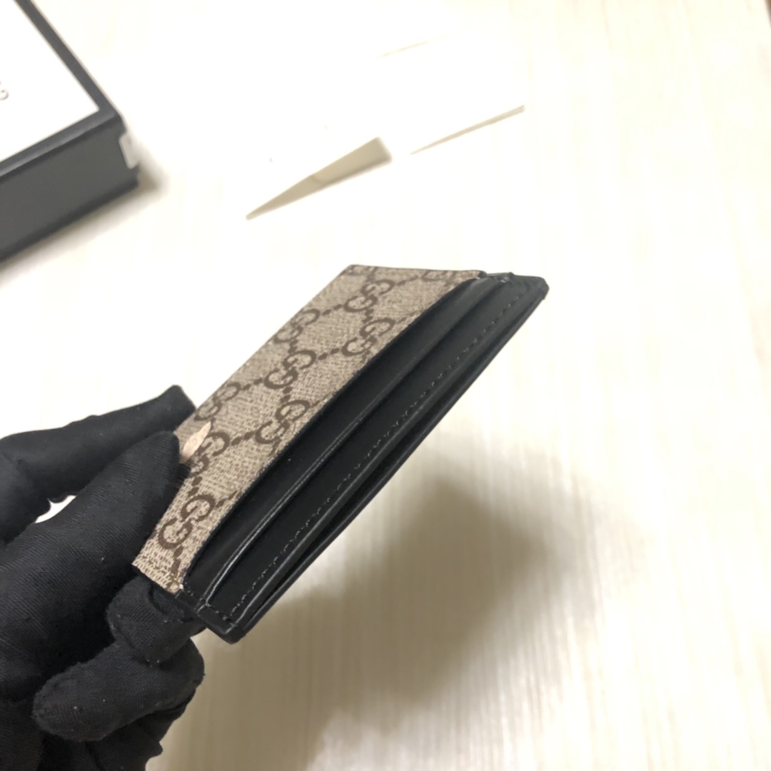 色彩艳丽的动物丝印不断出现，作为标志性细节呼应品牌美学风格。印花小卡片夹采用环保的GG Supreme高