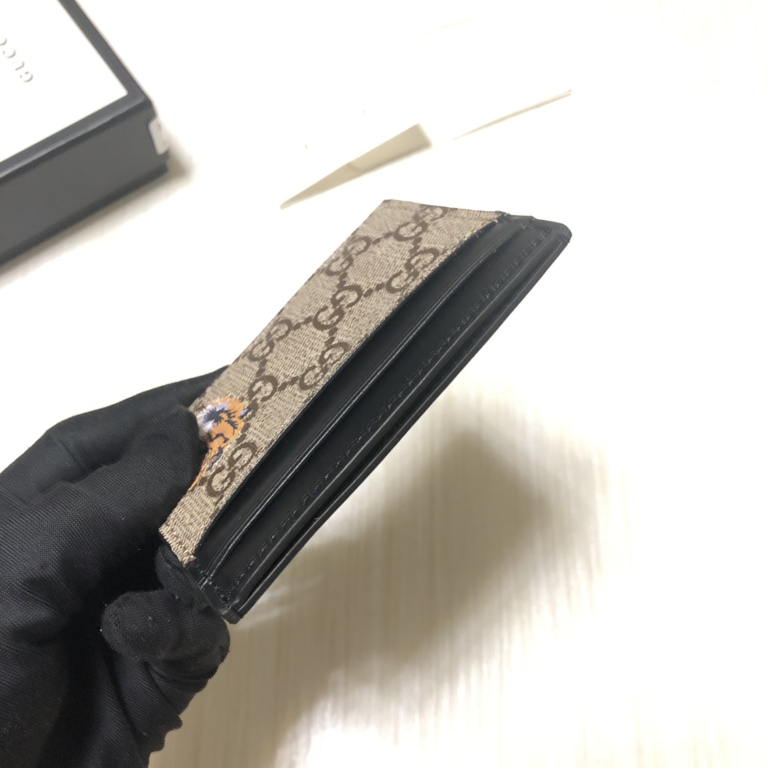 色彩艳丽的动物丝印不断出现，作为标志性细节呼应品牌美学风格。印花小卡片夹采用环保的GG Supreme高