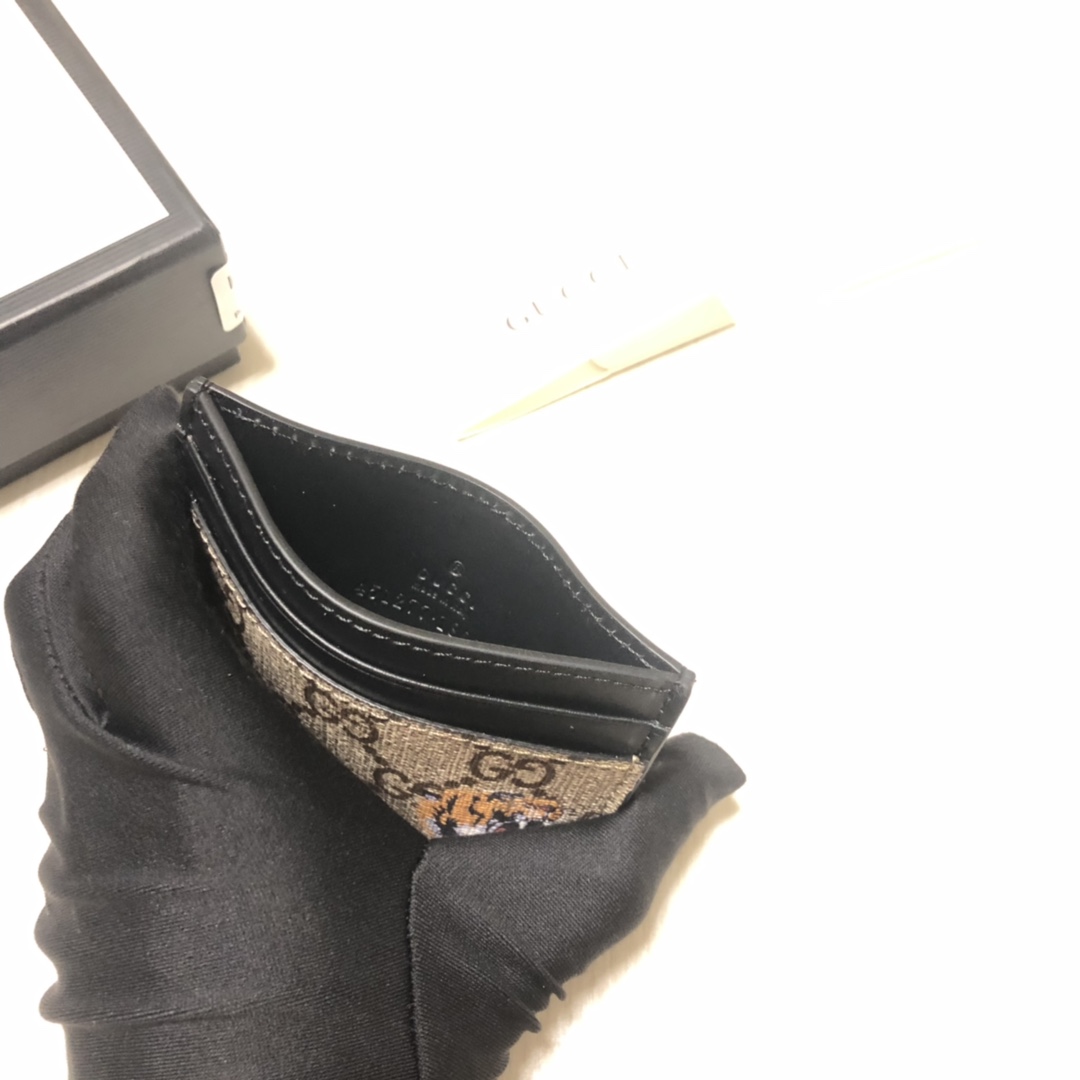 色彩艳丽的动物丝印不断出现，作为标志性细节呼应品牌美学风格。印花小卡片夹采用环保的GG Supreme高
