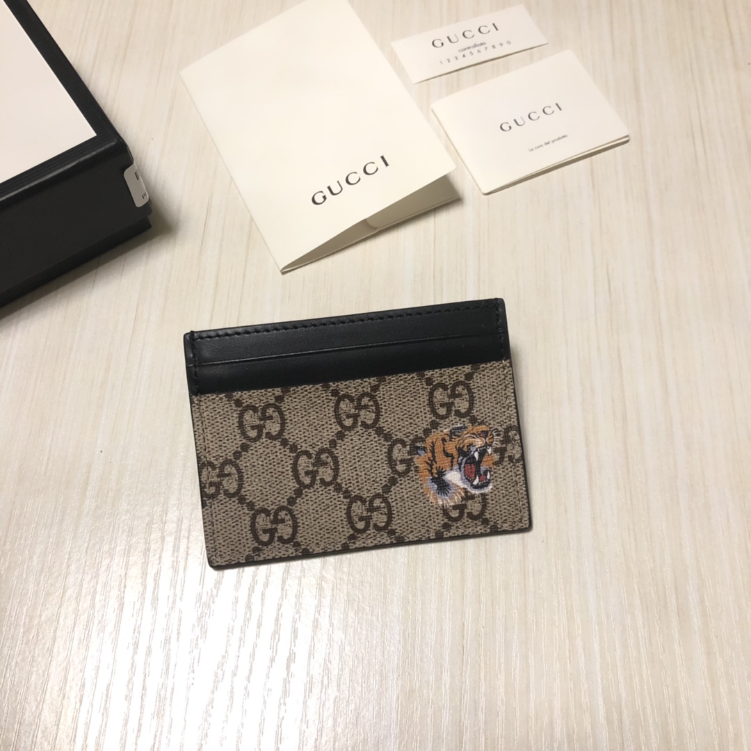 色彩艳丽的动物丝印不断出现，作为标志性细节呼应品牌美学风格。印花小卡片夹采用环保的GG Supreme高