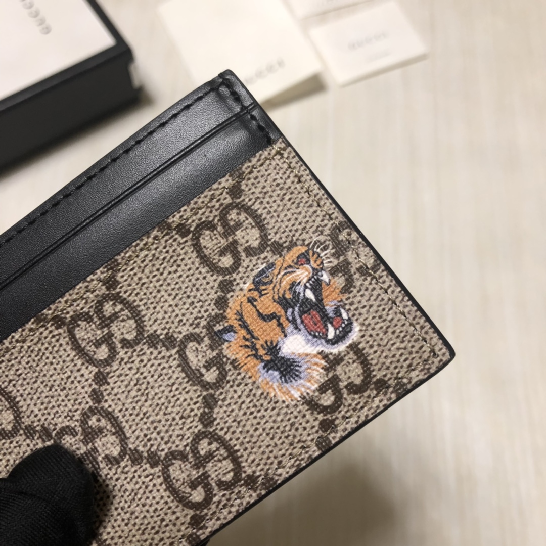 色彩艳丽的动物丝印不断出现，作为标志性细节呼应品牌美学风格。印花小卡片夹采用环保的GG Supreme高