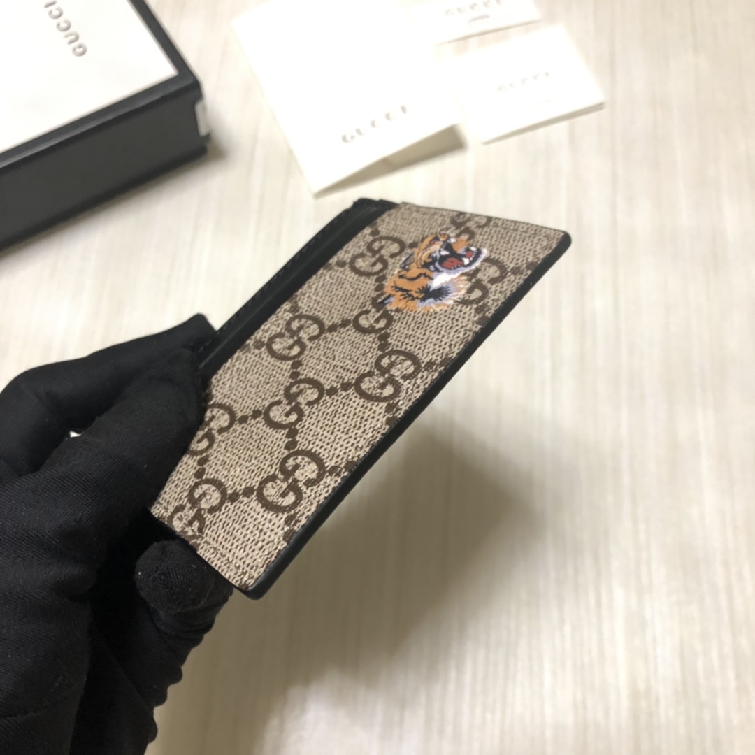 色彩艳丽的动物丝印不断出现，作为标志性细节呼应品牌美学风格。印花小卡片夹采用环保的GG Supreme高