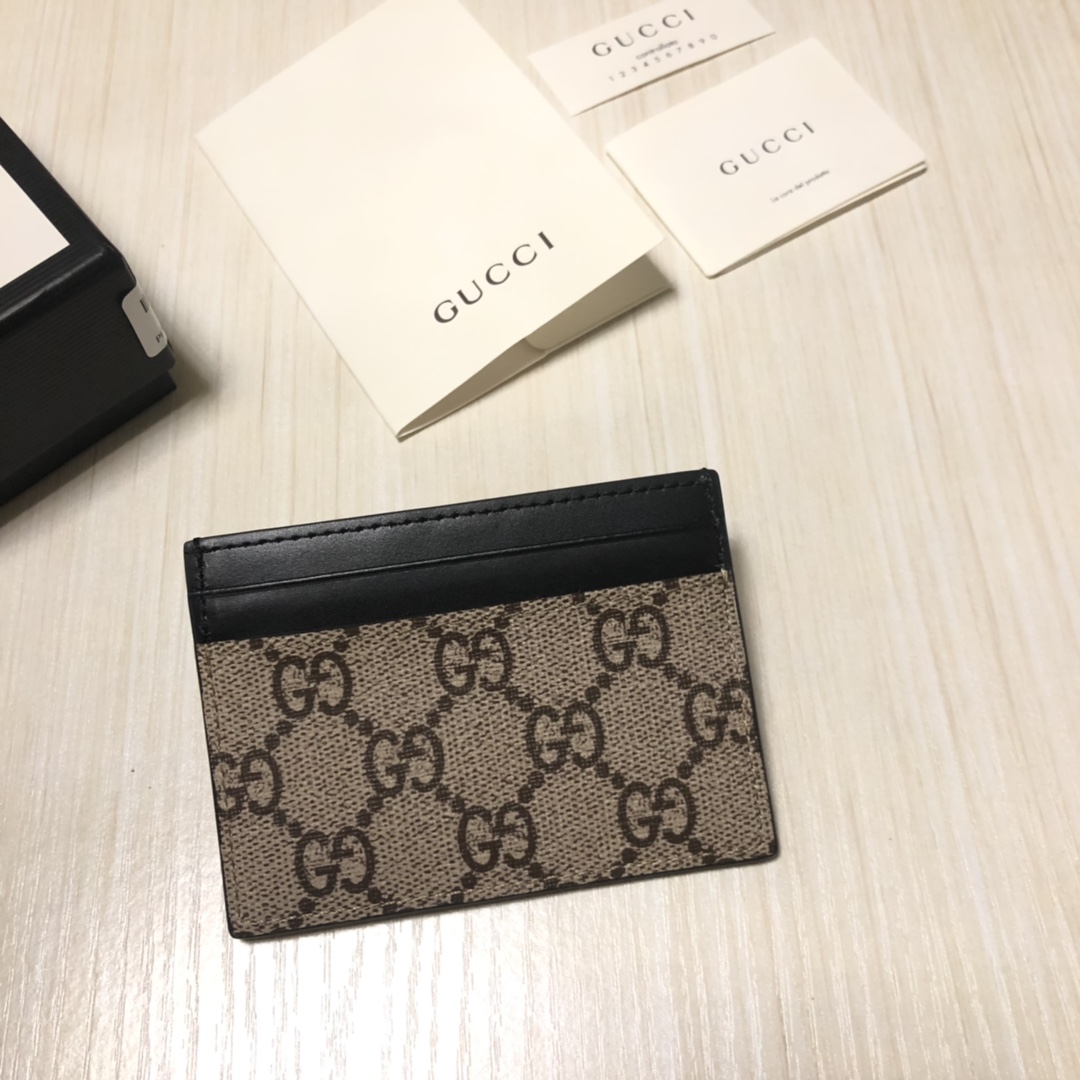 色彩艳丽的动物丝印不断出现，作为标志性细节呼应品牌美学风格。印花小卡片夹采用环保的GG Supreme高
