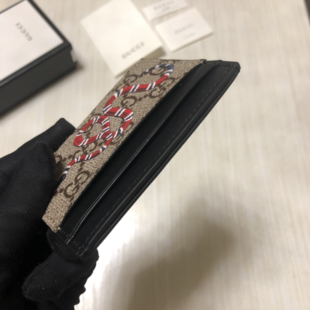 色彩艳丽的动物丝印不断出现，作为标志性细节呼应品牌美学风格。印花小卡片夹采用环保的GG Supreme高
