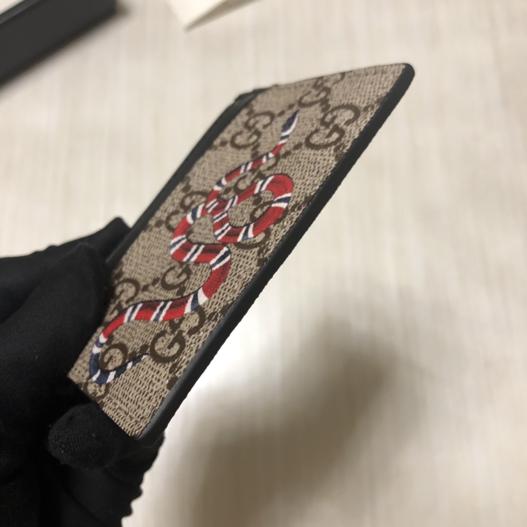 色彩艳丽的动物丝印不断出现，作为标志性细节呼应品牌美学风格。印花小卡片夹采用环保的GG Supreme高