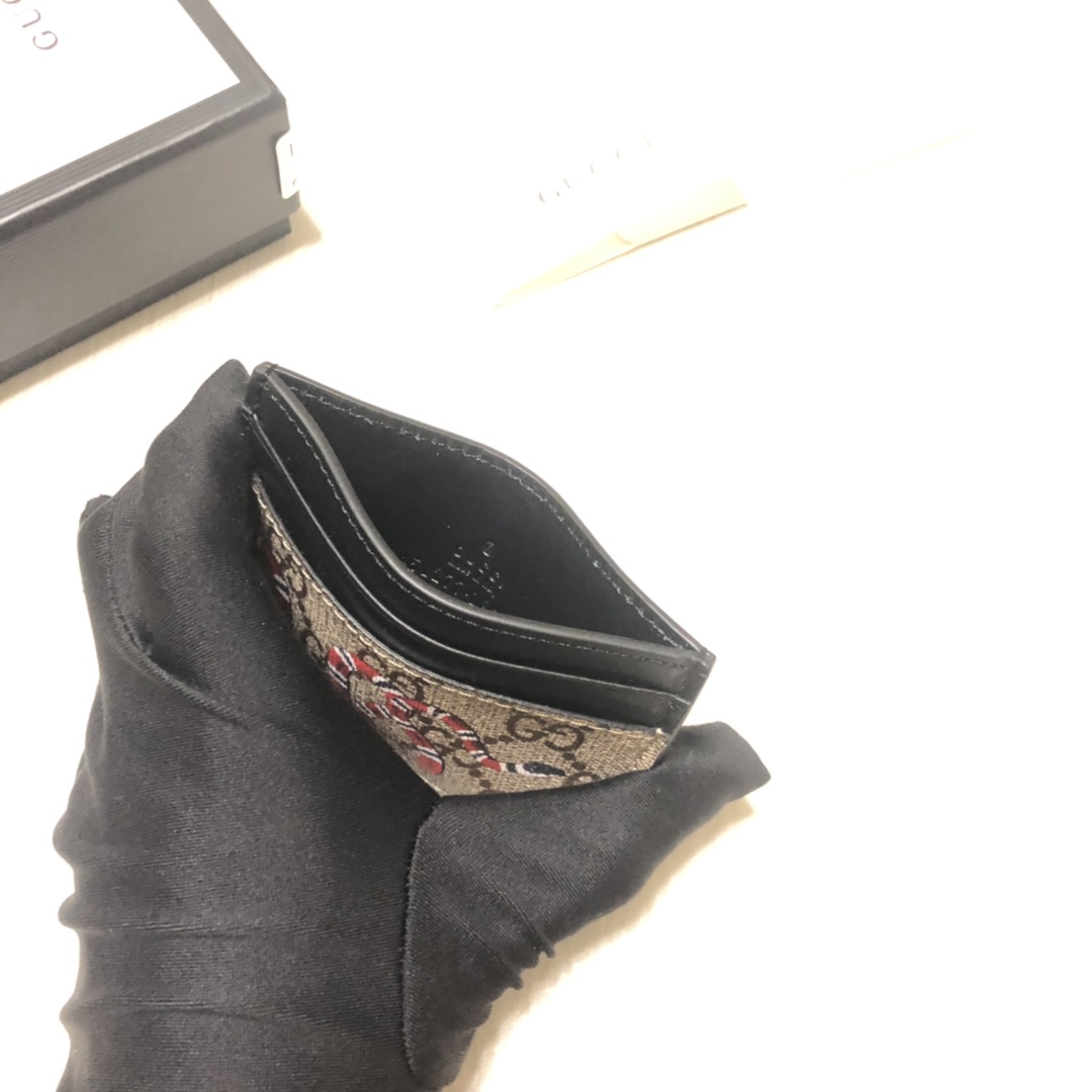 色彩艳丽的动物丝印不断出现，作为标志性细节呼应品牌美学风格。印花小卡片夹采用环保的GG Supreme高