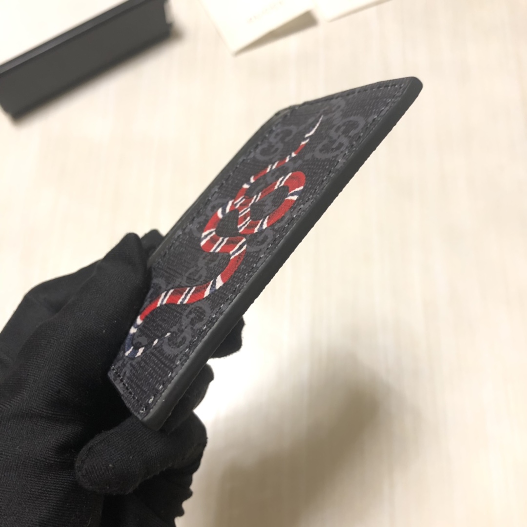 色彩艳丽的动物丝印不断出现，作为标志性细节呼应品牌美学风格。印花小卡片夹采用环保的GG Supreme高