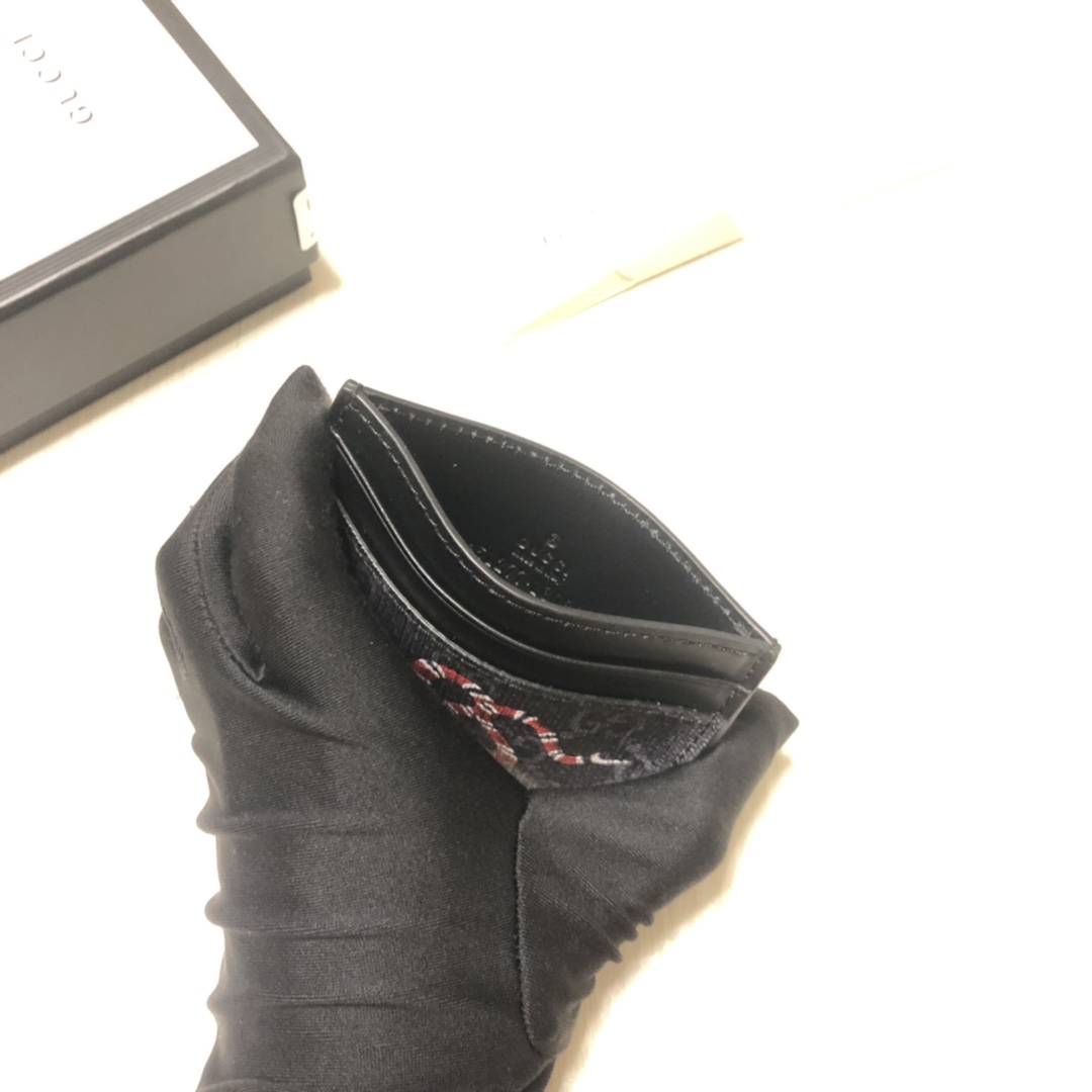 色彩艳丽的动物丝印不断出现，作为标志性细节呼应品牌美学风格。印花小卡片夹采用环保的GG Supreme高