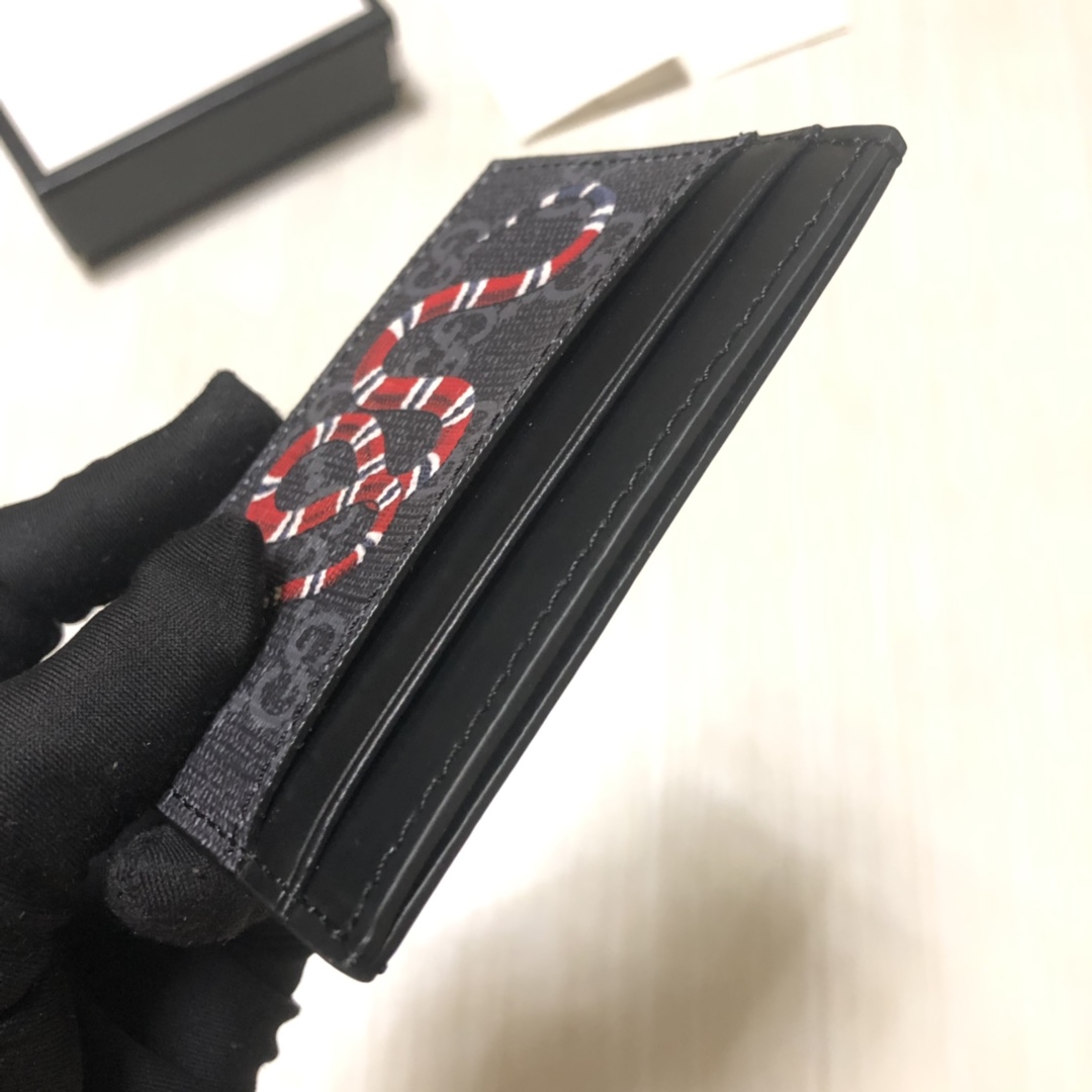 色彩艳丽的动物丝印不断出现，作为标志性细节呼应品牌美学风格。印花小卡片夹采用环保的GG Supreme高