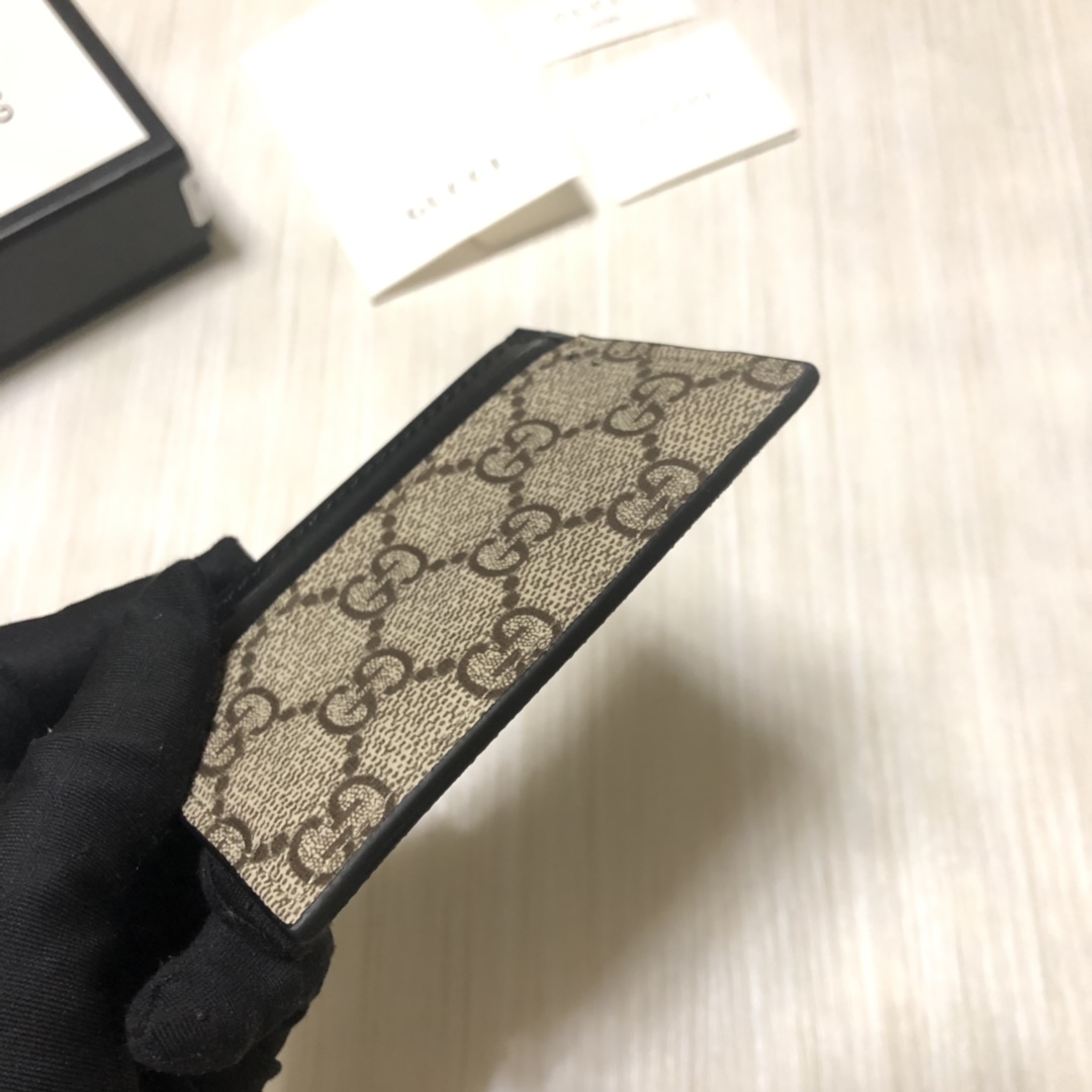 由G家最具辨识性的标志 — GG图案。此款小卡片夹采用GG Supreme高级人造帆布打造，轻便实用。款