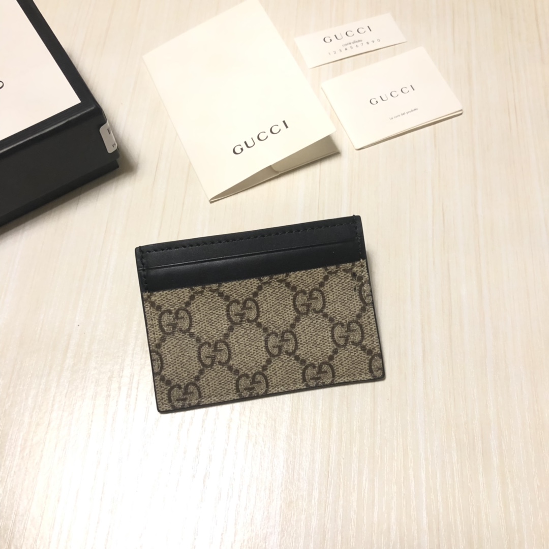 由G家最具辨识性的标志 — GG图案。此款小卡片夹采用GG Supreme高级人造帆布打造，轻便实用。款