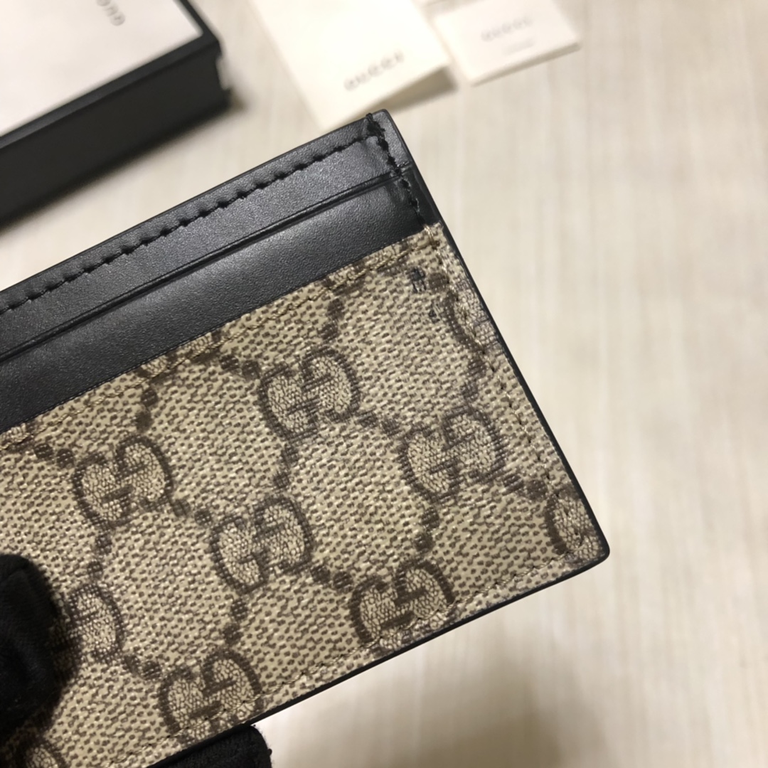 由G家最具辨识性的标志 — GG图案。此款小卡片夹采用GG Supreme高级人造帆布打造，轻便实用。款