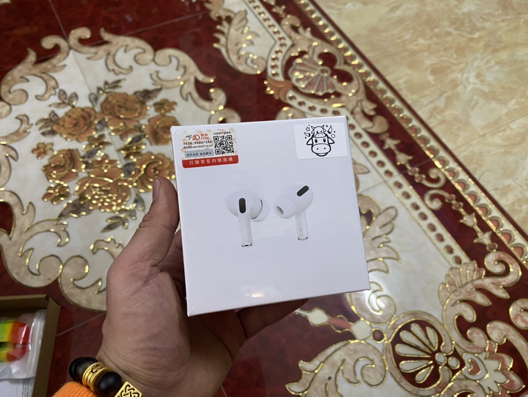 牛年限定雕刻版🐮 年终让利💰100 原价1xx版本 非市面便宜通货 质量稳定 可退换‼️ 苹果AirPodsPro三代耳机 京东正版 络达虎头主板 负一屏长显+电量稳定 真实降噪通透模式 随意切换! 原厂黑网罩+开孔降噪网 重量同步正品56g! 设置随意改名跟定位 带IPX4防水功能! 按压切歌操作 三真电量显示 ACC无损解码! 配套四个原装带网耳塞 配件同步正品! 耳机充满可使用3-4小时,电池盒待机72小时! 赠送保护壳 京东防伪标 京东发票 发货袋等全套配件!