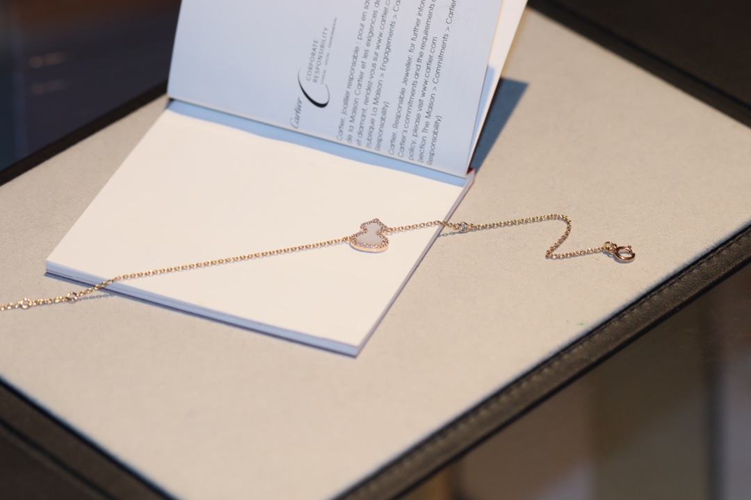 NO:632119,The new gourd bracelet is so pretty. You will instantly become a fan of it when you see it in person. The main reason is that the overall design proportions are so well-executed, but the Mini's small body is made very thick. This makes the whole thing particularly textured and classy, no better than some Minis.  The design of i is relatively thin when it is small, but this thickness is full, and it completely gives people a jewelry-like charm and high-end temperament [strong] [strong] Compared with the previous model, except for the possible difference in the gourd version, the latest chain has a delicate and smart one!  Let’s talk about electroplating. It’s still the industry’s highest level of electroplating with 1 meter thick gold. I’ve never known what color fading is.  88240 (white shell/red agate/green jade),,bracelet,Cardia high-end jewelry19860909新款葫芦手链太太太好看了,实物你看到真的会秒变迷妹的,主要是整体设计比例拿捏得太好了Mini的小身材却做得很厚实,这样使得整体特别特别有质感而且有档次,不比一些mini的设计,一小给人就比较单薄,但这个厚度十足,完完全全给人一种珠宝类的韵味高档气质[强][强]相比之前的款,除了葫芦版型的也许差异,最新款链子上加上了一粒很精致很灵动！再说说电镀,依旧是按照行业最高电镀1咪厚金,从来不知掉色是个什么鬼？88240（白贝/红玛瑙/绿翡翠）,,bracelet,卡迪亚高端饰品,Jewelry