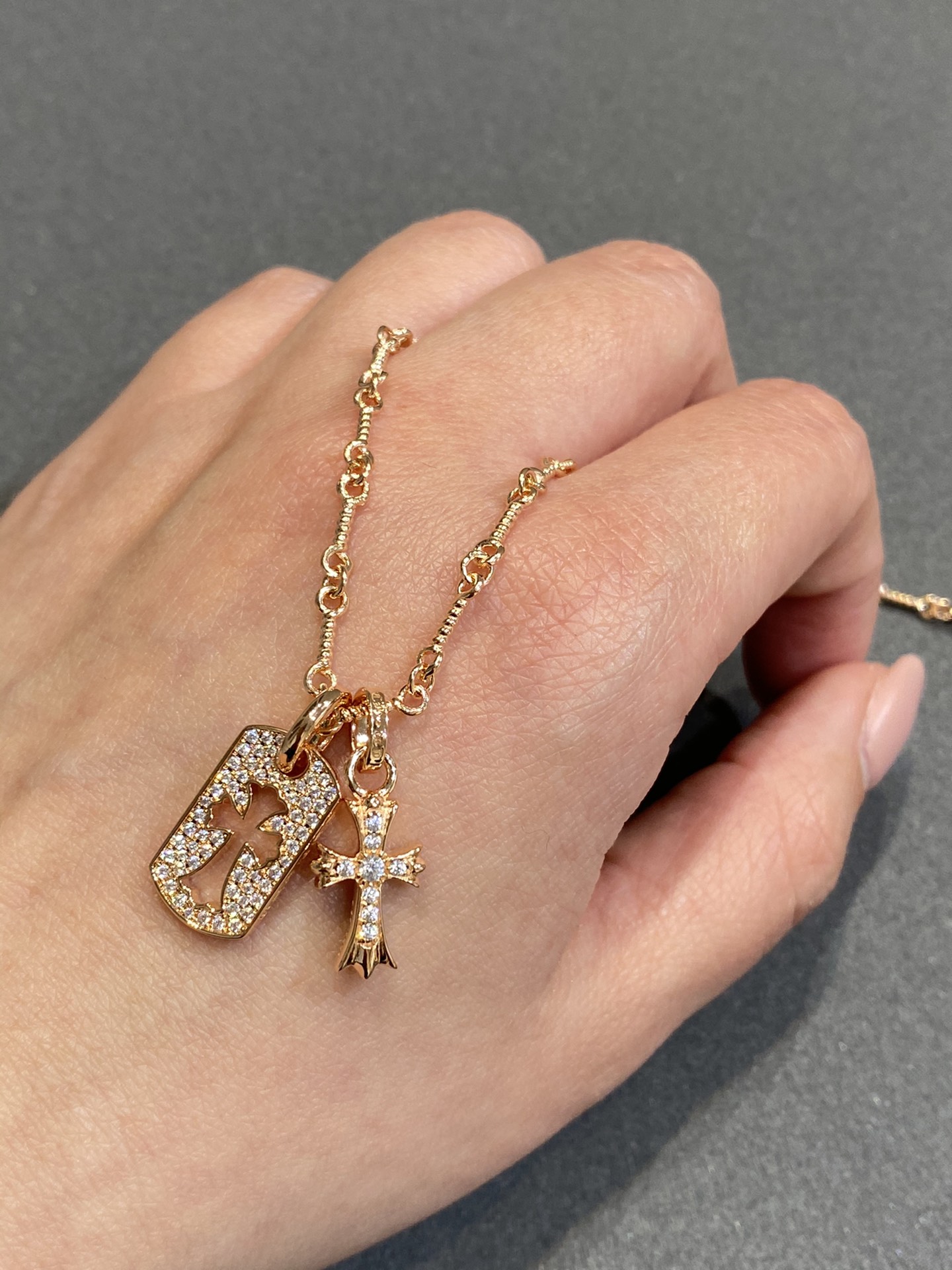 NO:634070,New model, Crow* double flower pendant necklace, square full diamond hollow cross flower full diamond cross flower, heavy industry original * custom-made, this series we produce is all pure sterling silver, the price/performance ratio is very high, the chain is a handmade hemp rope chain, few people produce hemp rope chains,  Because it has to be manually polished and assembled section by section, it is very time-consuming, and even if it comes out, the silver chain will not come out. The pendant is double-sided, and can be worn on both sides. It is engraved on three sides, and the cross is also engraved on multiple sides, which absolutely restores the taste of the original.  Considering that most sweaters are worn outside in winter, we offer white gold. The white gold will not fade no matter how you polish it. The diamonds are hand-set, which is strong and will not fall off easily. You can also wear them in summer. 88320,,chrome hearts,sweaters,necklace,pure silver,Cardia high-end jewelry19860909新款,克罗*双花吊坠项链,方块满钻镂空十字花满钻十字花,重工哦原*定制,这系列我们出的都是通体纯银,性价比是很高的,链条是手工麻绳链,麻绳链很少有人出哦,因为要手工打磨一节一节组装,非常耗时,即使出也不会出银链.吊坠做的都是双面,正反面都可以佩戴,而且是三面刻字,十字花也是多面刻字,绝对还原出原版的味道来. 这款考虑到冬天戴毛衣外面比较多,我们出白金色,白金色怎么磨都不会掉色,钻石纯手镶,牢固不易掉钻,到夏天也可以拿出来戴. 88320,,chrome hearts,sweaters,necklace,pure silver,卡迪亚高端饰品,Jewelry