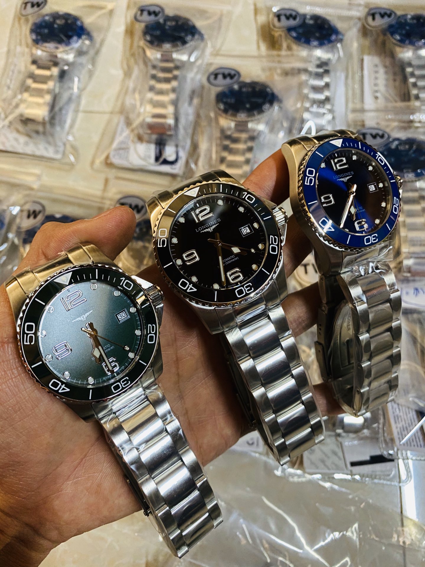 NO:157262,Produced by TW White Shell Rose Gold TW Factory [One Watch, One Card, Three Codes in One] TW Longines Concas LM1 Water Overlord, Glory is coming. Crushing the waves and moving forward bravely. Produced by TW, it must be a fine product. [Case] ​​The watch size is 41X12mm. 316L stainless steel shell cover is flawless, with superb polishing technology. TW continues the meticulous excellent quality and establishes a new standard for replica industry. The ceramic bezel has the high-quality texture of the authentic level, and the three-dimensional sense of the scale and the details of the chamfering. [Steel belt] The texture structure of each component of the removable three-bead steel strap is synchronized with the authentic product. Customized original raw ears, the head and the authentic product can be versatile, and the style of the major manufacturer is shown. [Movement] uses the 2824 automatic upspin movement that is widely praised by the replica world to be converted into the original genuine L.2 core  The best luxury recommendation for gifts, please be sure of TW exclusive quality, longines19860909TW 出品 白壳 玫金  TW Factory【一表一卡,三码合一】TW浪琴康卡斯LM1 水中霸主,荣耀降临.劈波斩浪,勇往直前.TW出品,必属精品.【表壳】腕表尺寸41X12mm.316L精钢壳套完美无瑕,打磨工艺高超,TW延续一丝不苟的卓越品质,树立复刻业界新标杠.陶瓷表圈拥有正品级别的高级质感,刻度的立体感和倒角细节两不误.【钢带】可拆卸三珠式精钢表带每个部件质感结构都和正品同步,定制原装生耳,头粒与正品可以通用,精益求精,方显大厂风范.【机芯】采用广受复刻界推崇的2824自动上旋机芯改原装正品L.2型芯 送礼最佳奢华推荐请认准TW独家品质,,longines,Watch