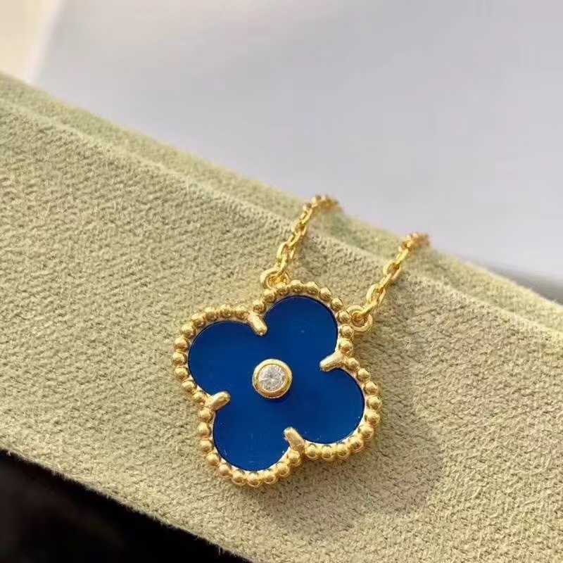 NO:360321,Van Clerk Arpels Vca Blue Cedony Necklace Blue Cedony Medium Diamond Four-Leaf Cliff Necklace, 925 Sterling Silver Material Vacuum Electroplating 18k Gold!  The chain length is 45cm adjustable!  More textured!  Personally, I feel very good!  The real thing is so beautiful!  ,Vac necklace,van clef,necklace,pure silver19860909梵克雅宝 Vca蓝玉髓项链 蓝玉髓中号带钻四叶草项链,925纯银材质真空电镀18k金色！链长45cm可调节！更有质感！个人感觉非常好看！实物好美！,Vac项链,van cleef,necklace,pure silver,Jewelry