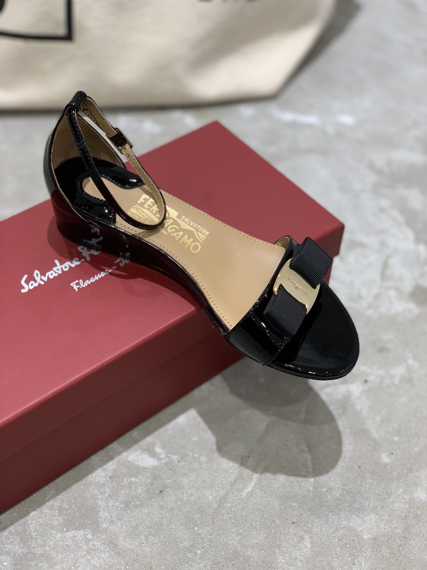 SFsalvatoreFerraga*o️菲拉*慕经典小坡跟凉鞋️105cm原版小坡跟设计️让您走再多路