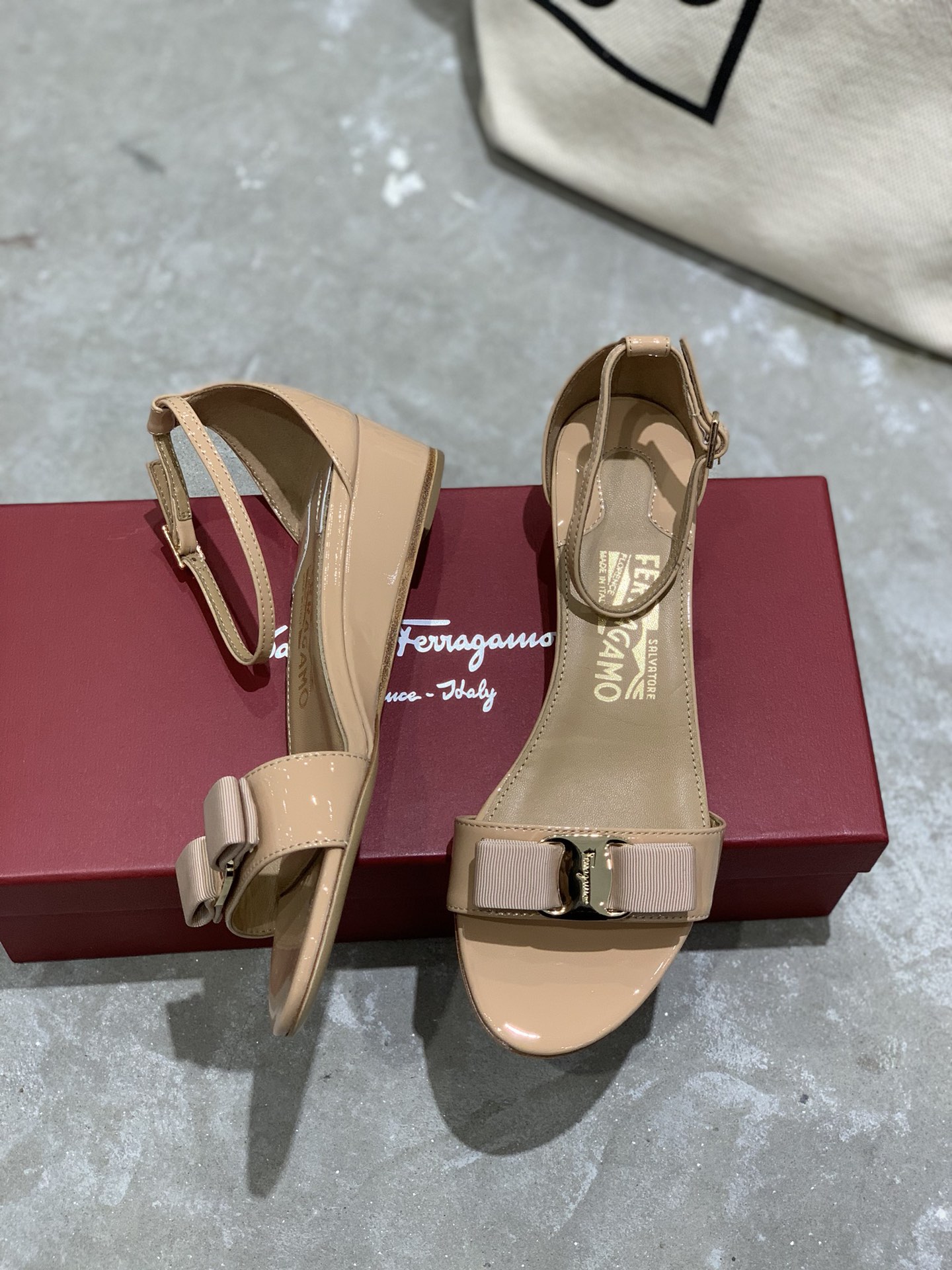 SFsalvatoreFerraga*o️菲拉*慕经典小坡跟凉鞋️105cm原版小坡跟设计️让您走再多路