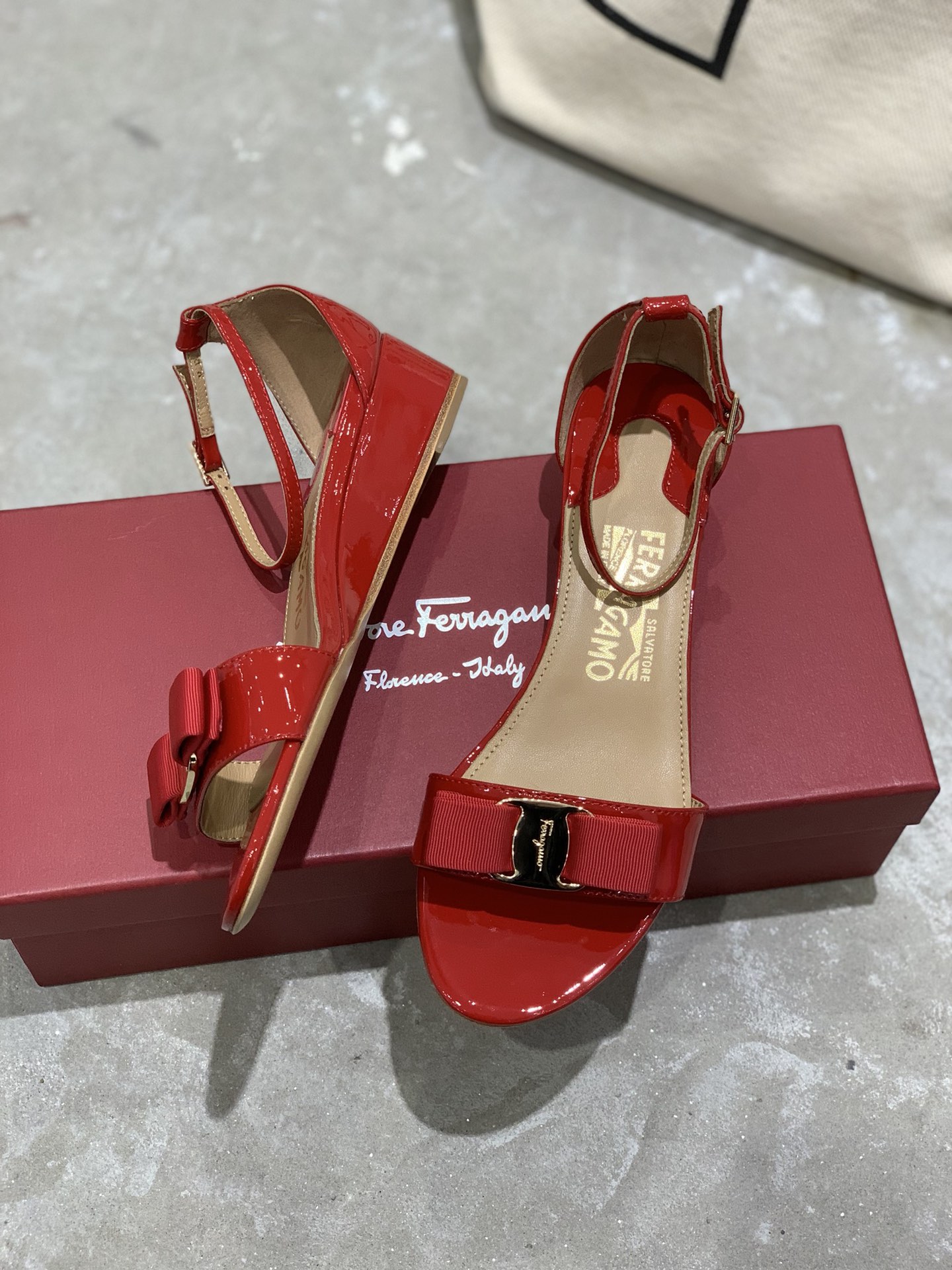 SFsalvatoreFerraga*o️菲拉*慕经典小坡跟凉鞋️105cm原版小坡跟设计️让您走再多路